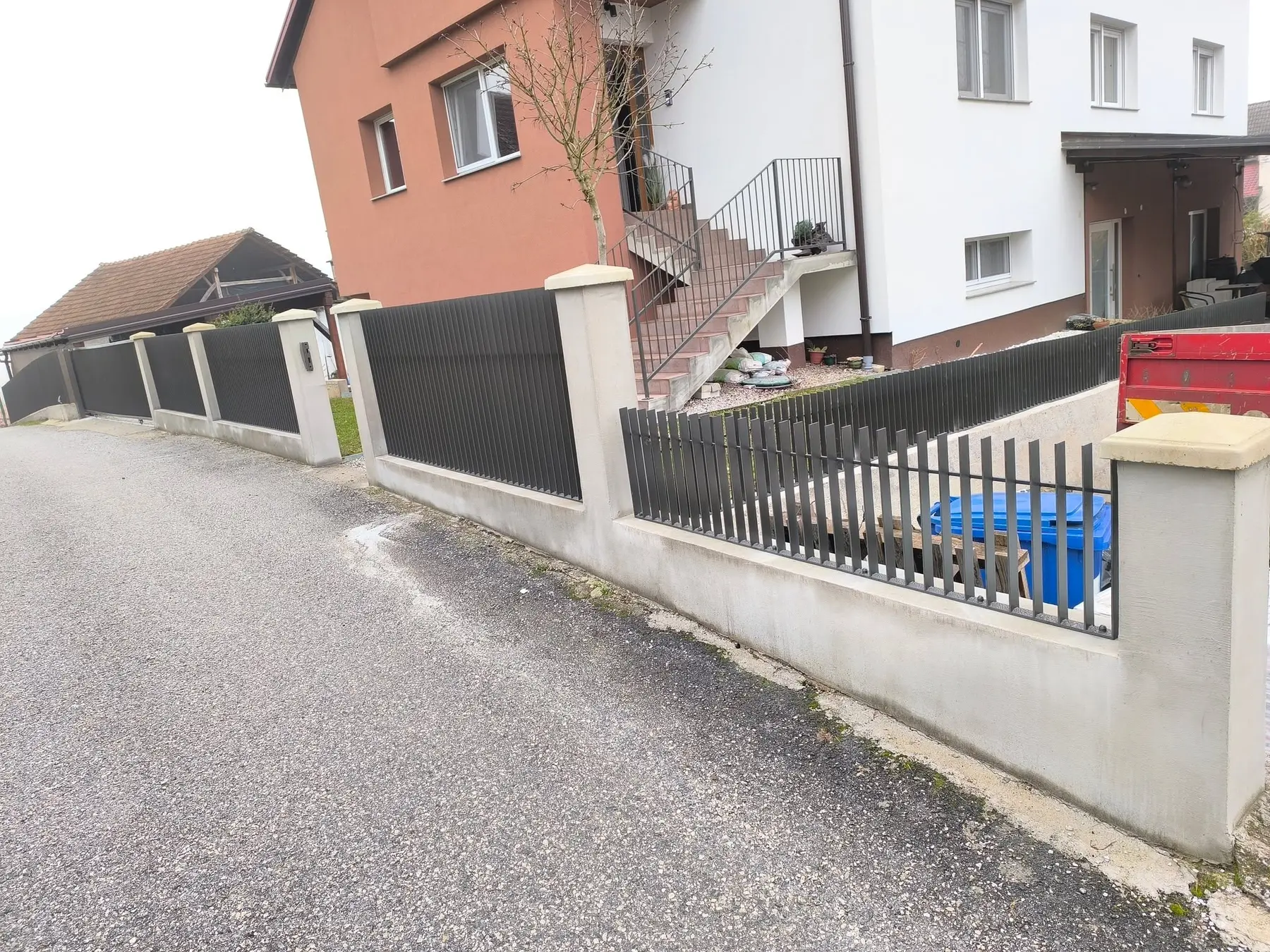 Moderna metalna ograda u Začretju