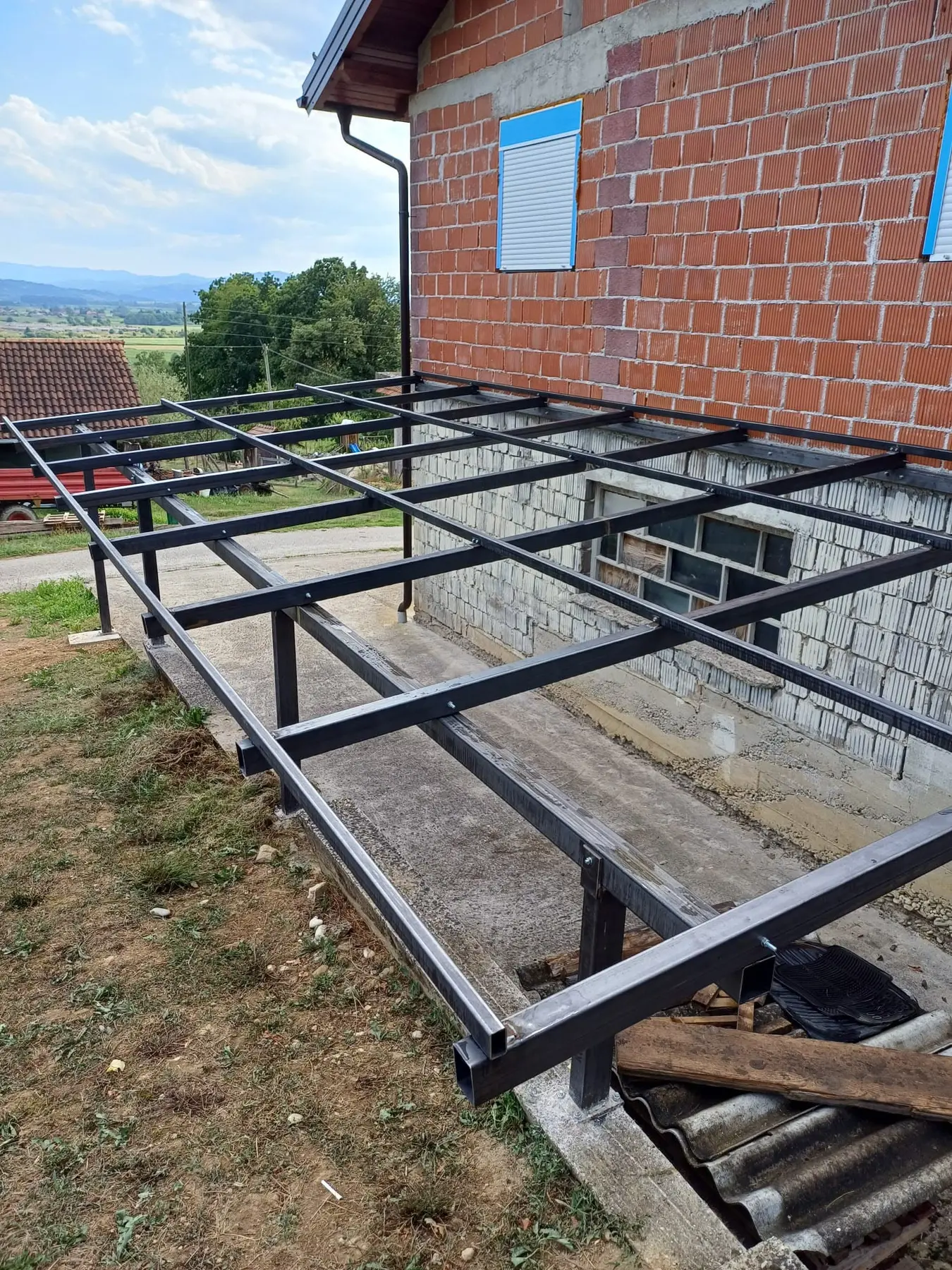 Metalna konstrukcija nadstrešnice u Kraljevcu na Sutli