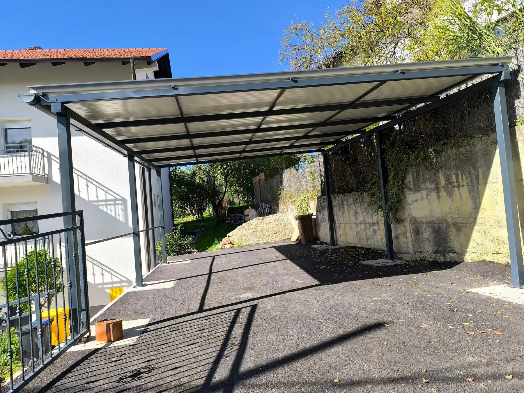 Metalna nadstrešnica u Kustošiji